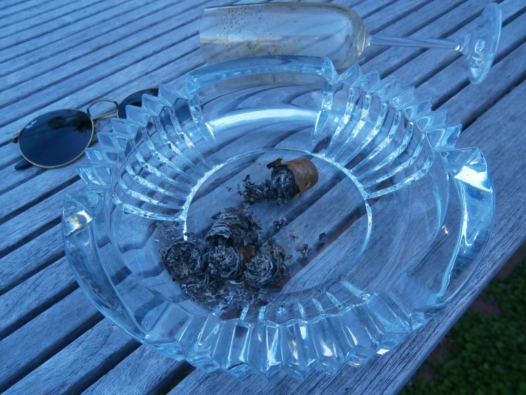 Montecristo Robusto Reserva del Milenio nub in glass ashtray