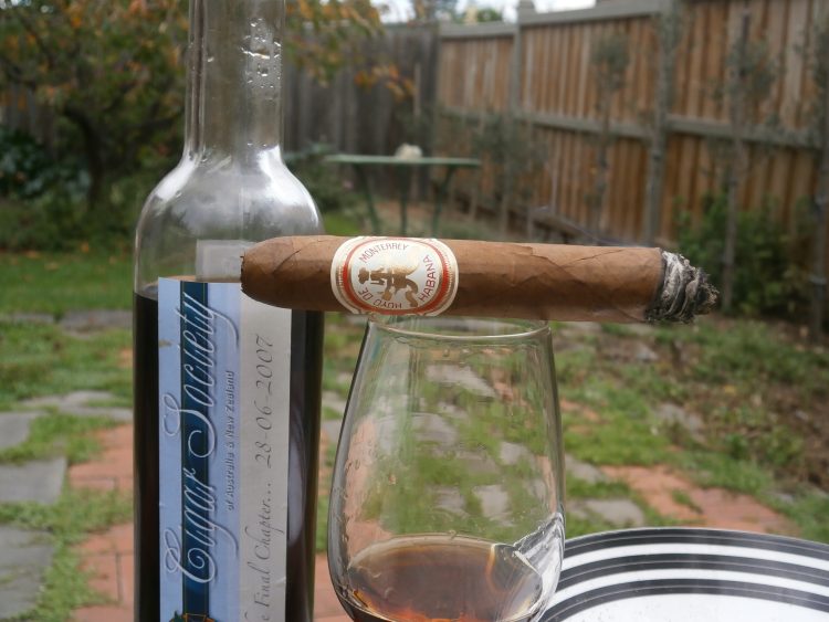 Hoyo de Monterrey Extravaganza Colección Habanos 2003, half smoked on a glass of muscat