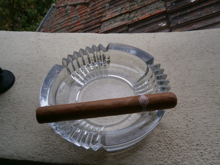 Montecristo Maravillas No.1 Colección Habanos 2005 unlit on a glass ashtray