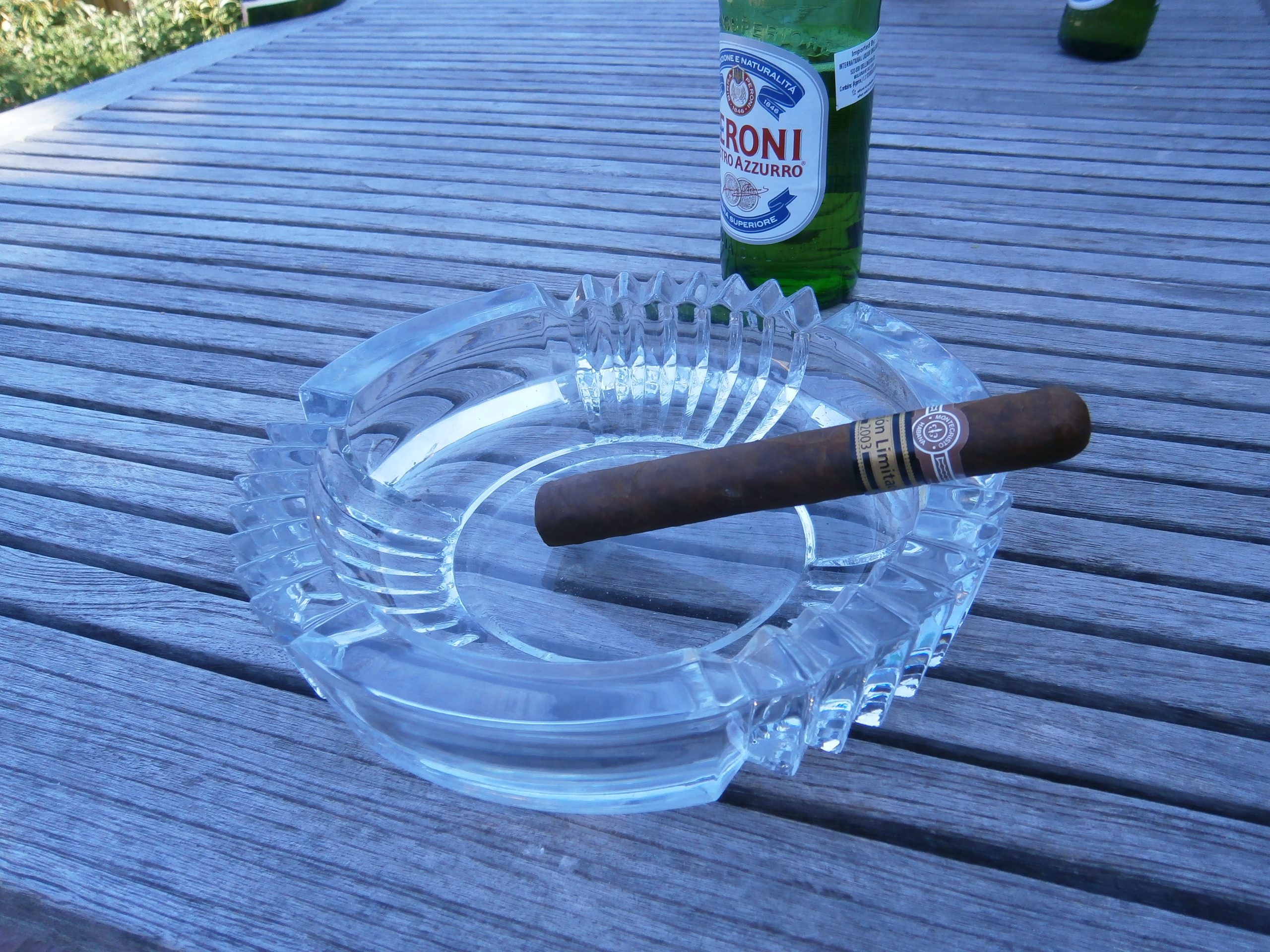 Montecristo C Edición Limitada 2003 unlit with a Peroni beer