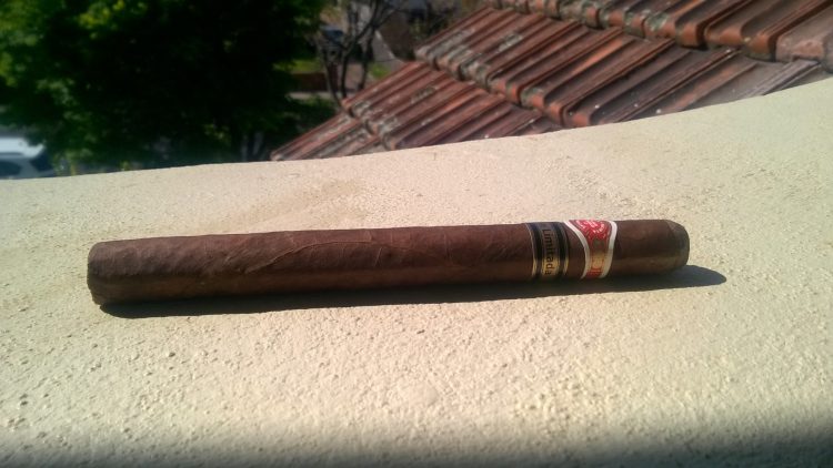 Romeo y Julieta Exhibición No.2 Edición Limitada 2000 unlit, basking in the sun