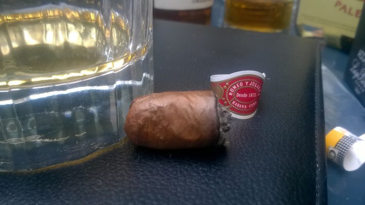 Romeo y Julieta Petit Coronas nub
