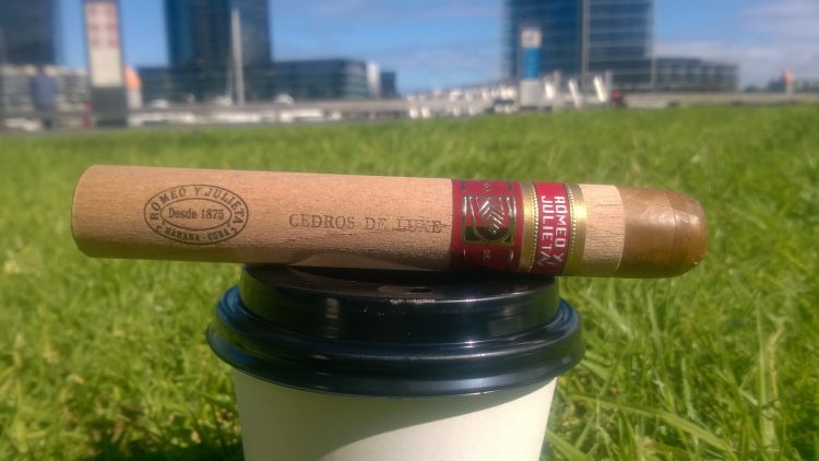Romeo y Julieta Cedros de Luxe La Casa del Habano Exclusivo 2014 unlit