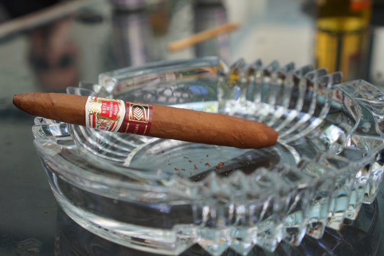 Hoyo de Monterrey Elegantes La Casa del Habano Exclusivo 2016 unlit
