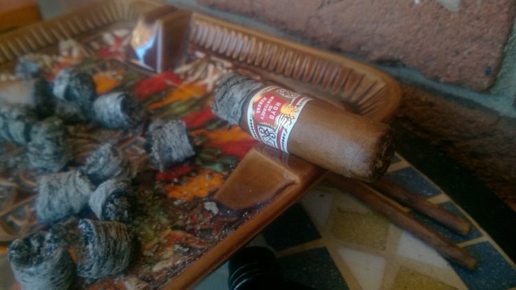 Hoyo de Monterrey Le Hoyo des Dieux, mostly combusted
