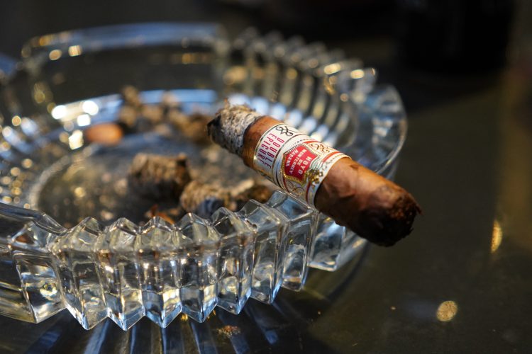 Hoyo de Monterrey Double Epicure smoked just above the band.