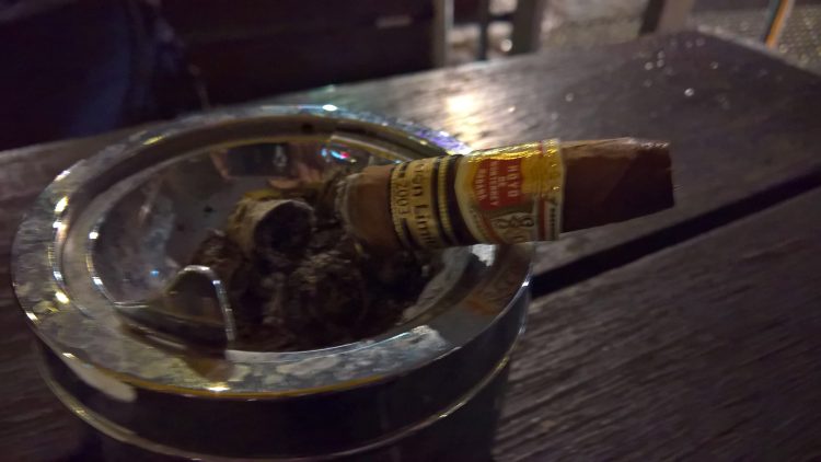 Hoyo de Monterrey Piramide Edición Limitada 2003 burnt just above the bands.