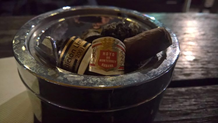 Hoyo de Monterrey Piramide Edición Limitada 2003 nub in ashes.