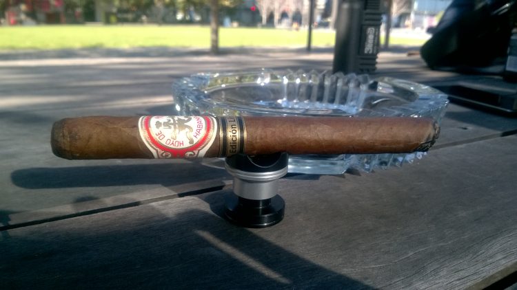 Hoyo de Monterrey Particulares Edición Limitada 2000, somewhat burnt