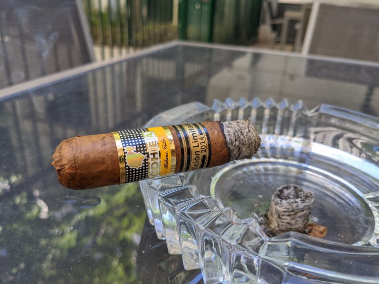 Cohiba Robustos Supremos Edición Limitada 2014 burnt just above the bands