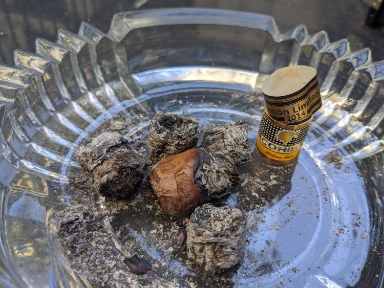 Cohiba Robustos Supremos Edición Limitada 2014 nub and ashes